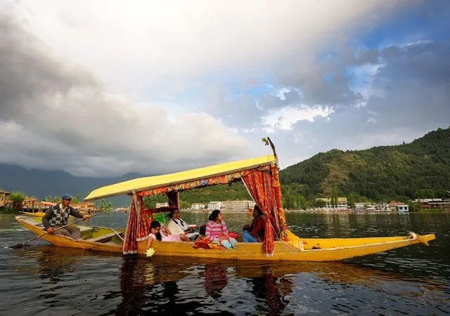 Shikara Ride in Srinagar, Srinagar