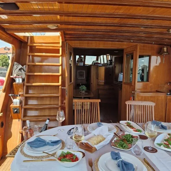 Venice: Elegant Yacht Dinner & Night Cruise