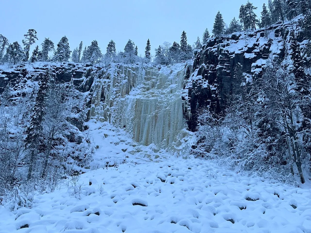 Rovaniemi: Korouoma Canyon & Frozen Waterfalls Tour with BBQ, Rovaniemi