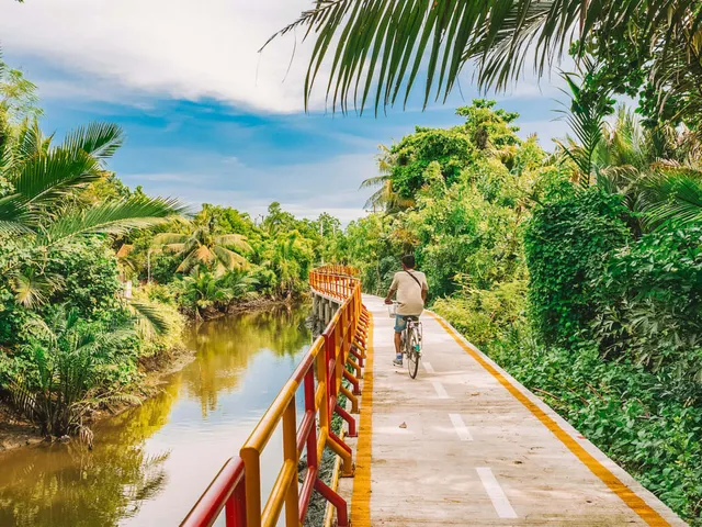 Khlong Toei market and Bang Krachao by bike