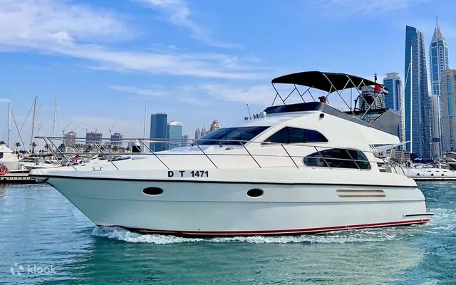 Dubai: Luxe Yacht Escape & Ocean Adventure