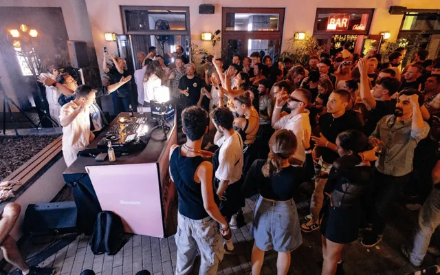 Berlin: Electric Nightlife Pub Crawl Adventure