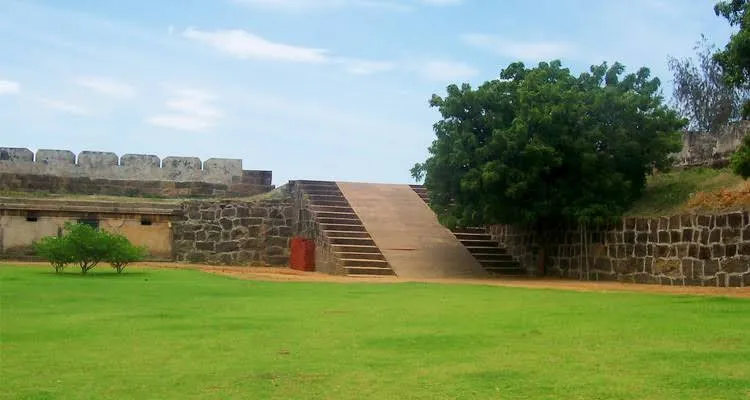 Explore Vattakotai Fort, Kanniyakumari
