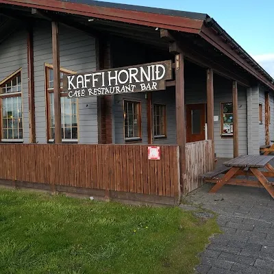 Kaffi Hornid, Höfn