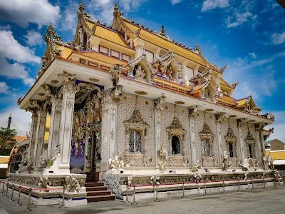 Explore Wat Pariwat Ratchasongkram, Bangkok