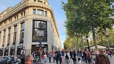 Explore Champs-Elysées - Arc de Triomphe - 4p, Paris
