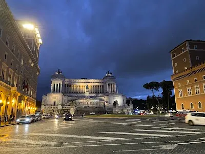 Explore Piazza Venezia, Rome