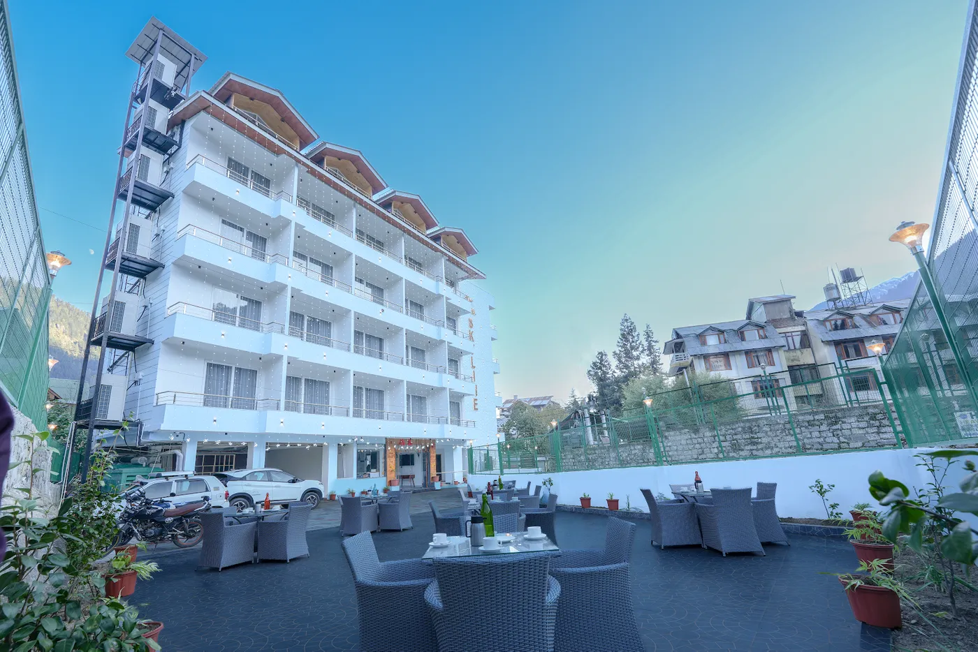 HOTEL SKYLINE MANALI, WALKING TO MALL ROAD, CENTRALLY HEATED, Manali