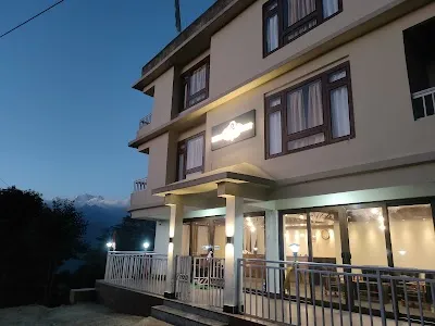 Dine at Hotel Pelling Crest on April 13, 2026